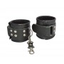 Чёрные кожаные наручники с ремешком с двумя карабинами (Sitabella 3053-1)