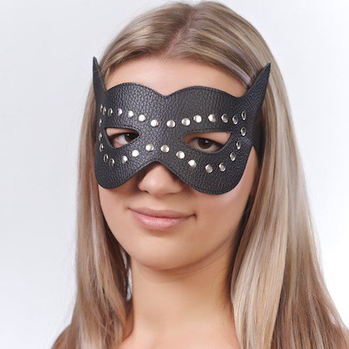 Чёрная кожаная маска с клёпками и прорезями для глаз (Sitabella 3087-1)