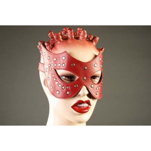 Красная кожаная маска с заклёпками (Подиум Р33А)