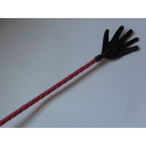 Короткий красный плетеный стек с наконечником-ладошкой - 70 см. (Подиум Р1921Б)